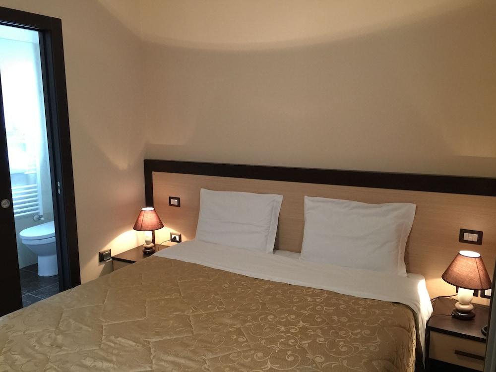Hotel De La Relais 3*